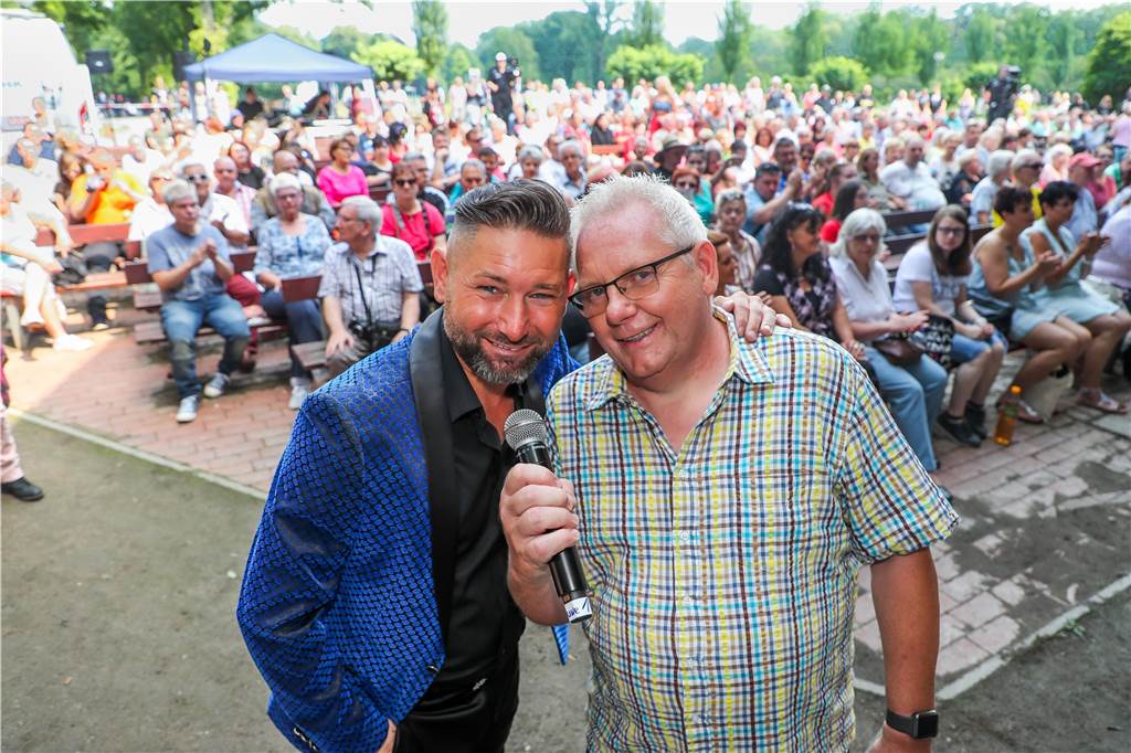 Schlager liegen Uwe Kisker (r.), hier mit Sänger Markus Nowak, am Herzen. Inzwischen steigt seine Schlager-Party am Dortmunder Fredenbaum.