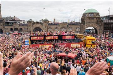 Schlagermove 2018: Beste Stimmung an den Landungsbrücken im Hamburger Hafen. Foto: Daniel Bockwoldt