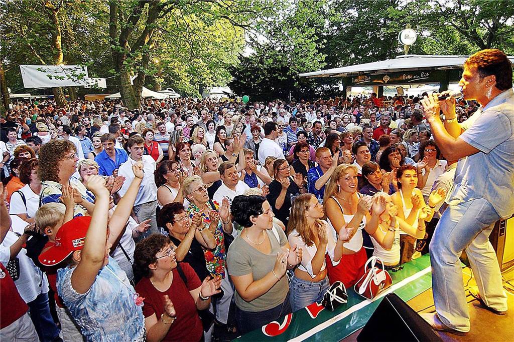 Vater des TBV-Wochenendes ist tot: Trauer um Helmut Scheuer Oliver Frank singt vor hunderten Besuchern auf der Bühne im Mengeder Volksgarten.