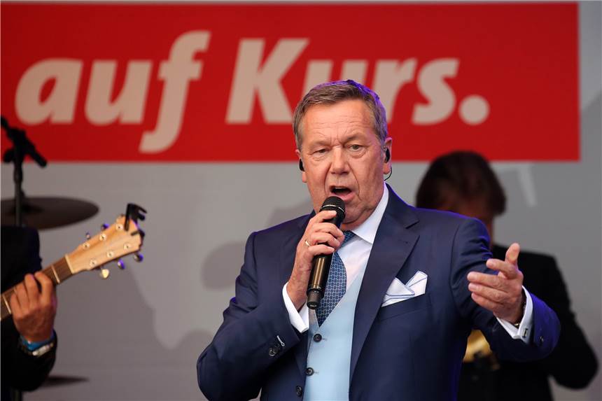 „Demokratie ist zerbrechlich“ - Promis im Wahlkampf 2021 Schlagersänger Roland Kaiser unterstützt auch 2021 die SPD. Hier ist er 2016 beim Landtagswahlkampf-Abschluss der Partei 2016 in Warnemünde zu sehen.