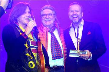 Schlagerstar Jürgen Drews (l.) wurde bei der 30. Ausgabe der Solidarfonds-Schlagerparty geehrt.