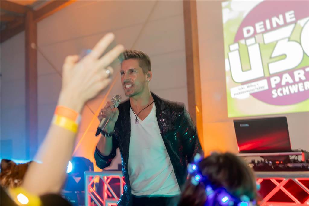 Schlagerstar Norman Langen trat bei der Weiberfastnachtsparty in der Schützenhalle auf der Heide auf.