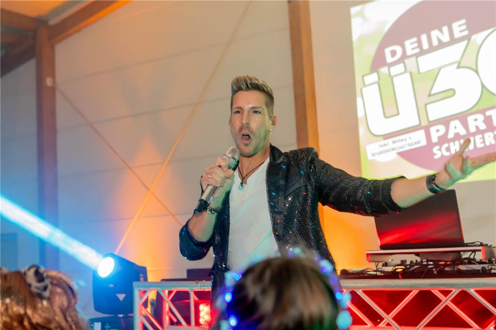 Schlagerstar Norman Langen trat bei der Weiberfastnachtsparty in der Schützenhalle auf der Heide auf.