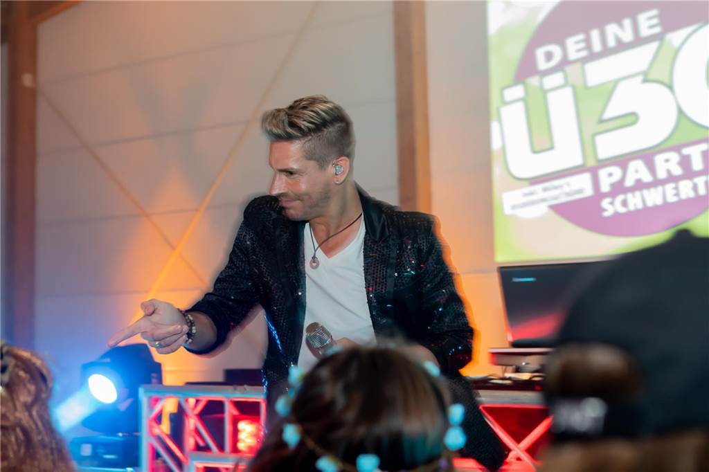 Schlagerstar Norman Langen trat bei der Weiberfastnachtsparty in der Schützenhalle auf der Heide auf.