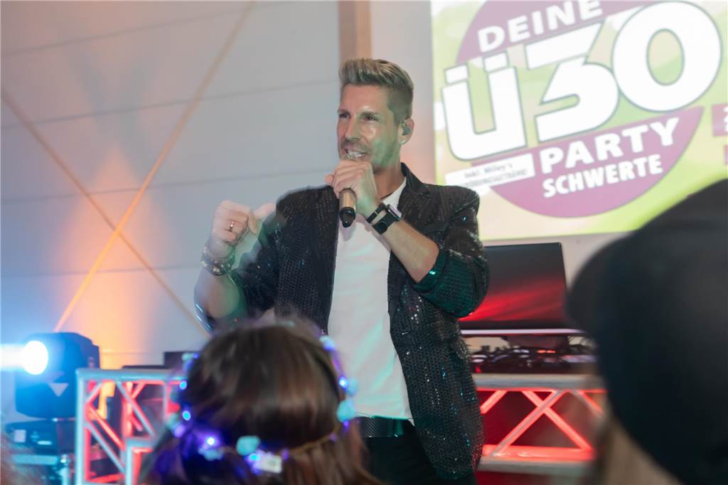 Schlagerstar Norman Langen trat bei der Weiberfastnachtsparty in der Schützenhalle auf der Heide auf.