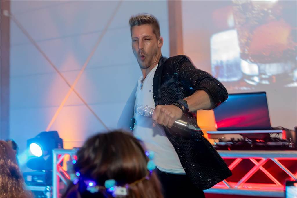 Schlagerstar Norman Langen trat bei der Weiberfastnachtsparty in der Schützenhalle auf der Heide auf.