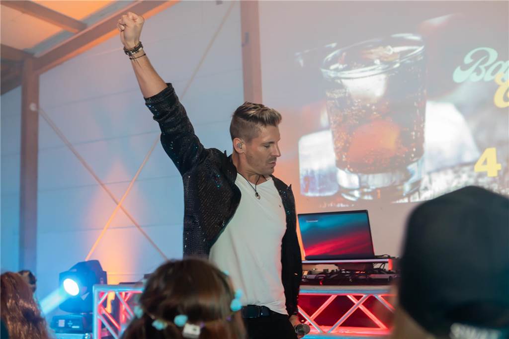 Schlagerstar Norman Langen trat bei der Weiberfastnachtsparty in der Schützenhalle auf der Heide auf.