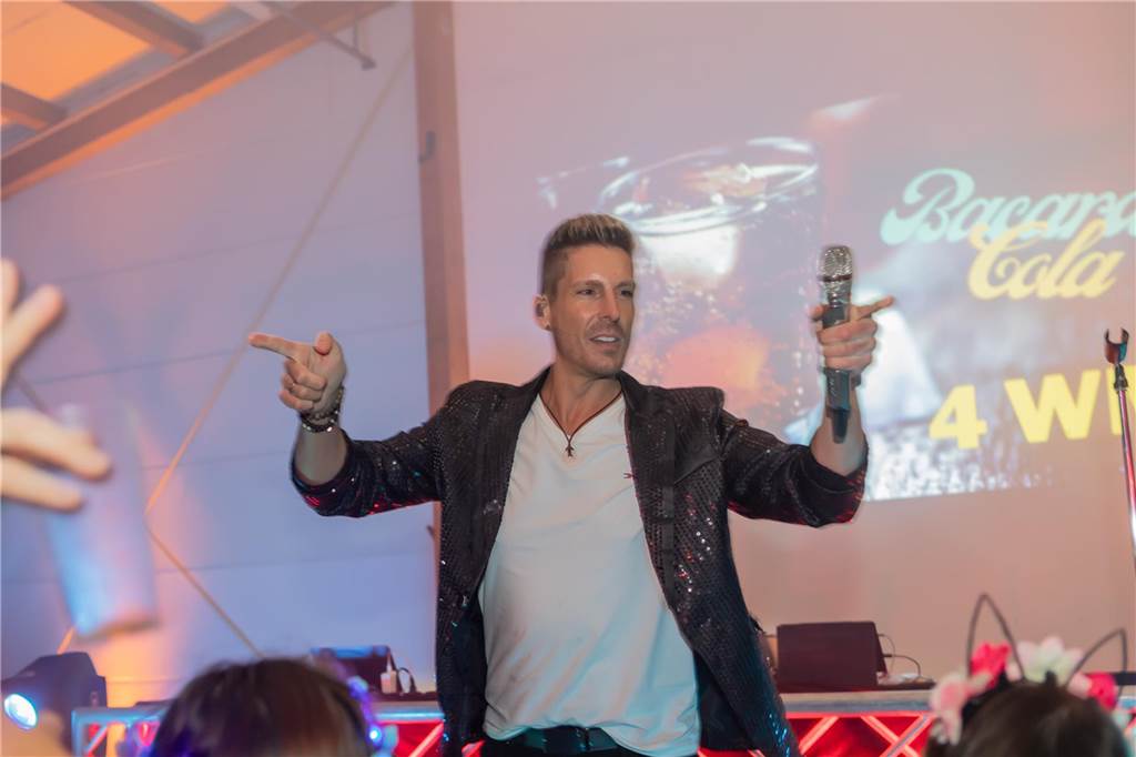 Schlagerstar Norman Langen trat bei der Weiberfastnachtsparty in der Schützenhalle auf der Heide auf.