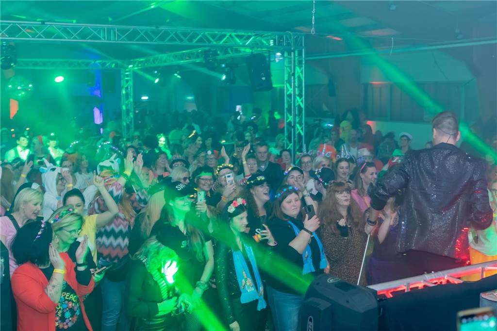 Schlagerstar Norman Langen trat bei der Weiberfastnachtsparty in der Schützenhalle auf der Heide auf.