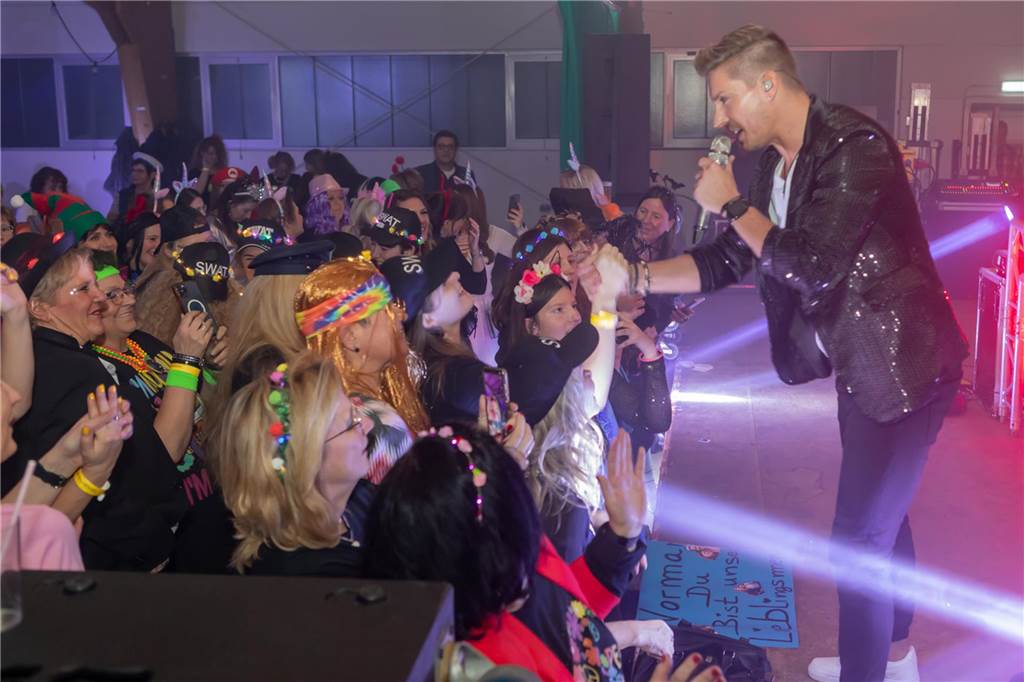 Schlagerstar Norman Langen trat bei der Weiberfastnachtsparty in der Schützenhalle auf der Heide auf.