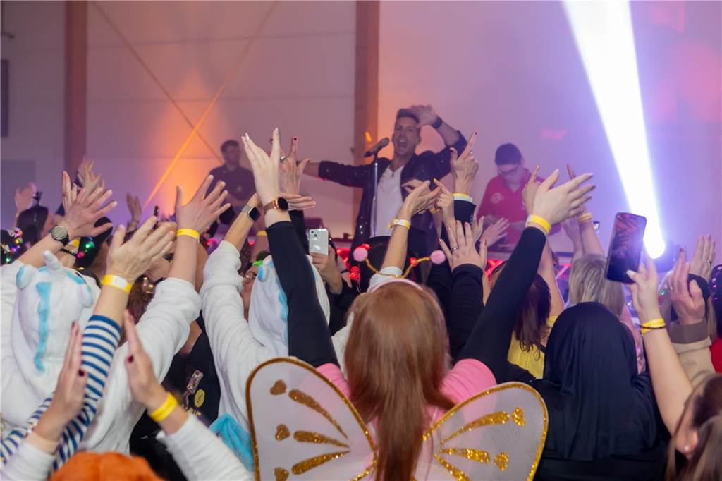 Schlagerstar Norman Langen trat bei der Weiberfastnachtsparty in der Schützenhalle auf der Heide auf.