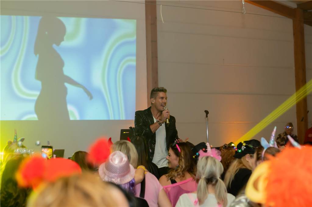 Schlagerstar Norman Langen trat bei der Weiberfastnachtsparty in der Schützenhalle auf der Heide auf.