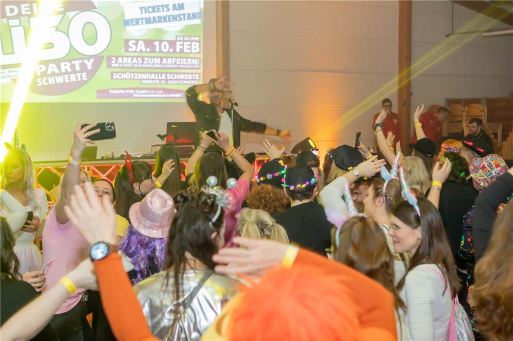 Schlagerstar Norman Langen trat bei der Weiberfastnachtsparty in der Schützenhalle auf der Heide auf.