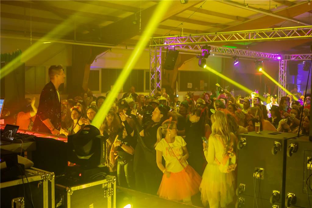 Schlagerstar Norman Langen trat bei der Weiberfastnachtsparty in der Schützenhalle auf der Heide auf.