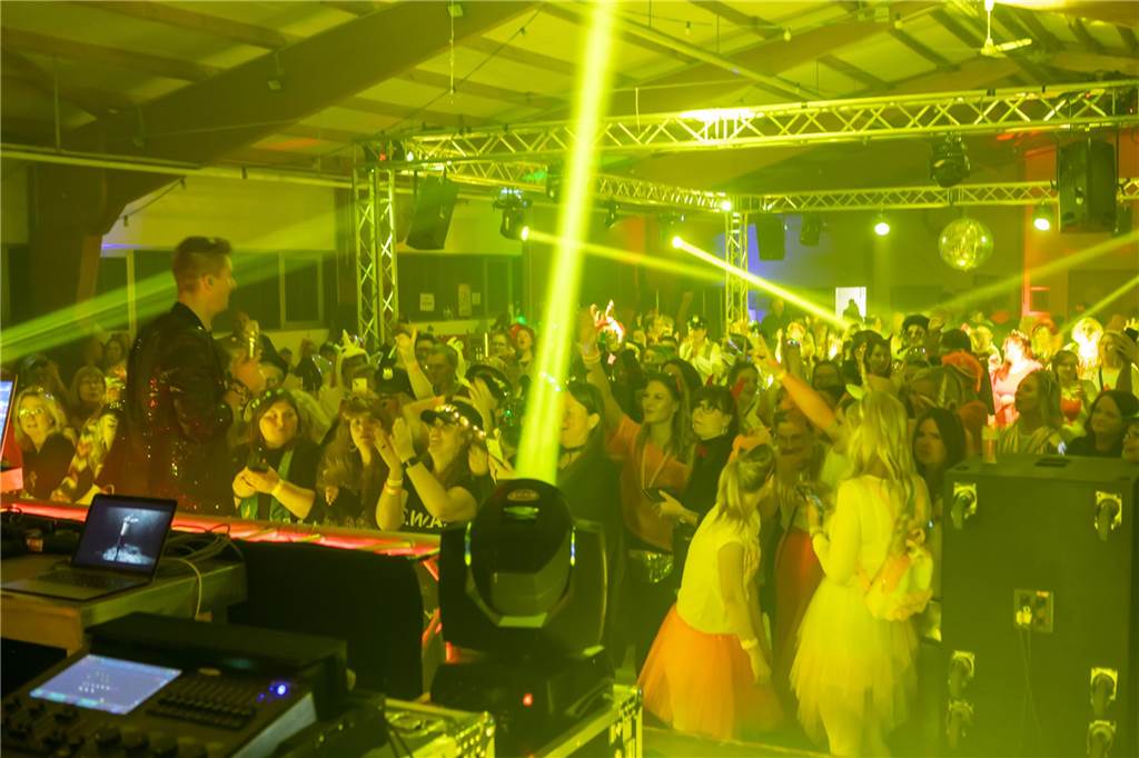 Schlagerstar Norman Langen trat bei der Weiberfastnachtsparty in der Schützenhalle auf der Heide auf.