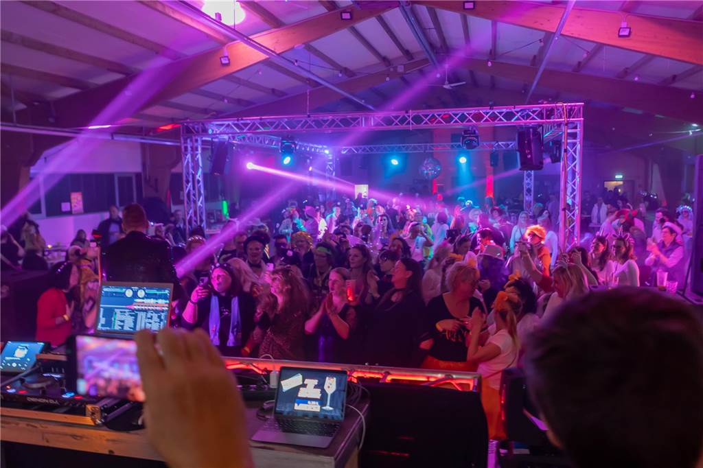 Schlagerstar Norman Langen trat bei der Weiberfastnachtsparty in der Schützenhalle auf der Heide auf.