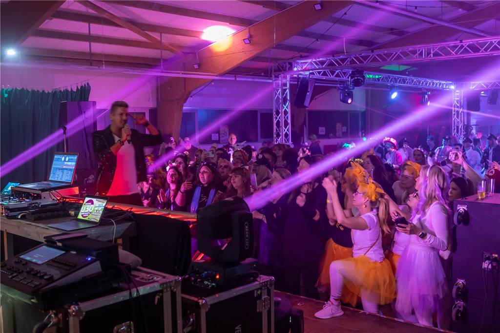 Schlagerstar Norman Langen trat bei der Weiberfastnachtsparty in der Schützenhalle auf der Heide auf.