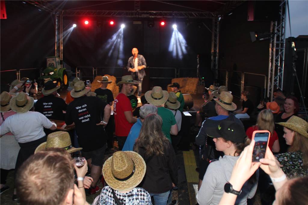 „Einfach Bauer Open Air“ kommt wieder an die alte Ziegelei Menschen tanzen vor einer Bühne.