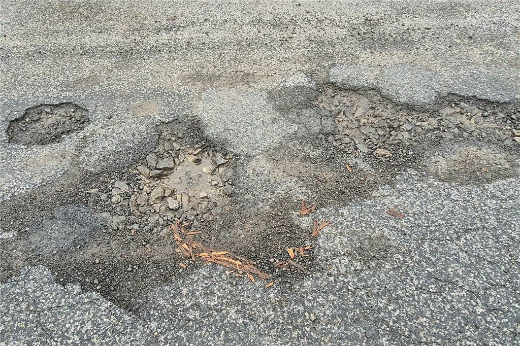 Krummestraße in Herbern muss erneuert werden Schlagloch reiht sich an Schlagloch. Auch der Unterbau der Krummestraße muss neu angelegt werden.