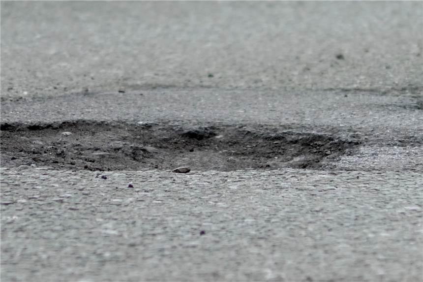 Wichtige Straße im Dortmunder Osten bekommt stellenweise Tempo 20 Schlaglöcher machen Autofahrern in diesen Tagen das Leben schwer - so auch im Baustellenbereich auf dem Brackeler und Asselner Hellweg