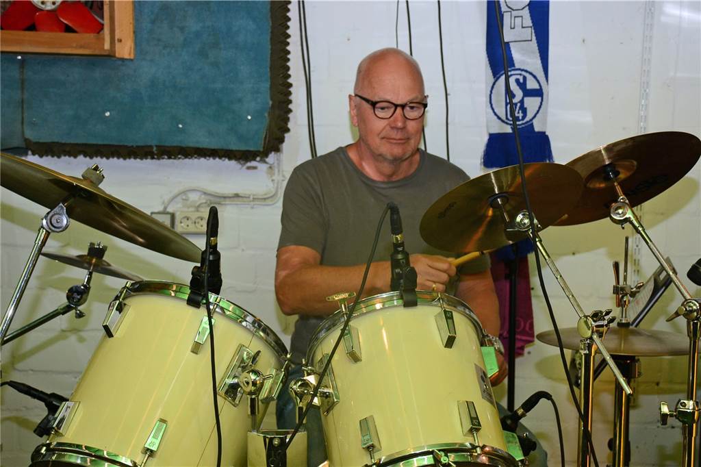 Schlagzeuger Bernd Feller am Drum-Set.