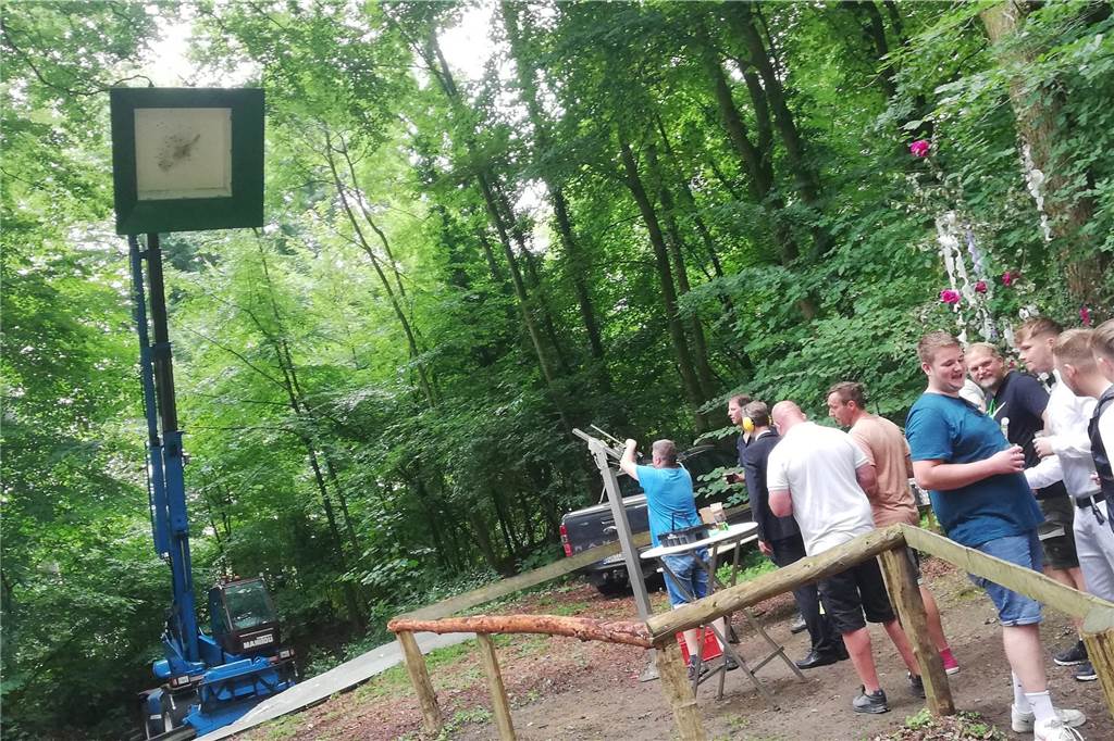 Christian Oude Lansink ist nach dem 187. Schuss neuer König in Legden Ein Schütze zielt auf den Vogel. Andere in der Schlange, um ebenfalls am Königsschießen teilzunehmen.