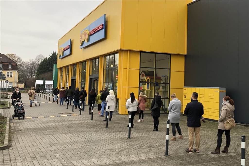 Schlange stehen und Abstand halten: Das lernen Kunden im Corona-Jahr – hier bei Smyths Toys in Kamen.