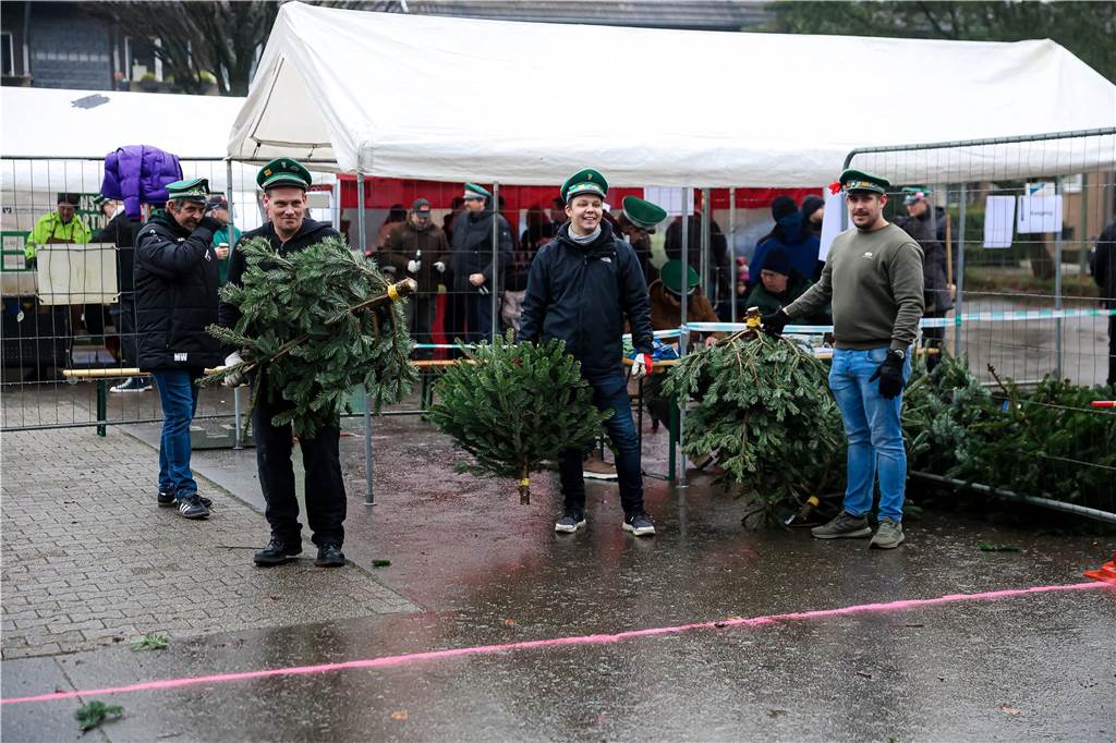 Schlange stehen zum Weihnachtsbaumweitwurf. 