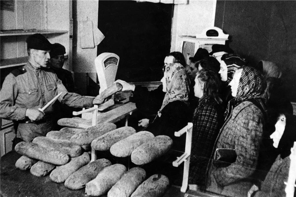 Schlangestehen für einen Laib Brot. Das undatierte Foto aus dem Jahr 1945 stammt aus Berlin. In Dortmund dürfte es aber ähnlich ausgesehen haben.