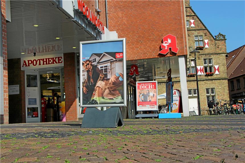 Werbung und massive Vordächer trüben den guten Eindruck Schlecht: Drei sogenannten Passantenstopper vor dem Steinhaus-Center.