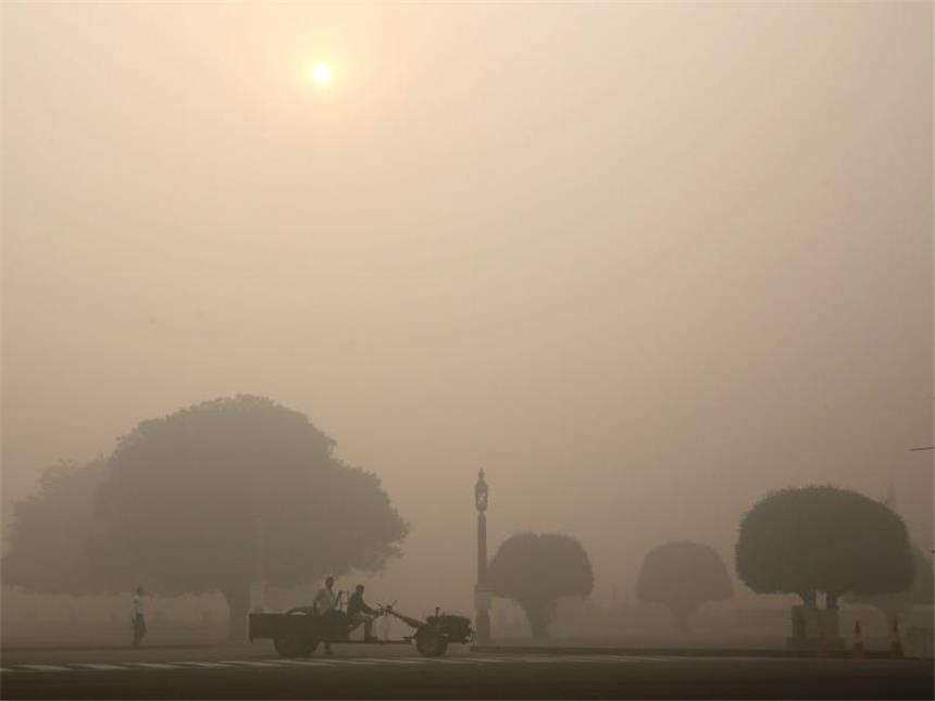 Neu Delhi kündigt Notmaßnahmen gegen Luftverschmutzung an Schlechte Aussichten: Die indische Hauptstadt Neu-Delhi hat derzeit mit dichtem Smog zu kämpfen. Schuld ist der massenhafte Einsatz von Feuerwerk zum hinduistischen Lichterfest Diwali. Foto: Rajat Gupta