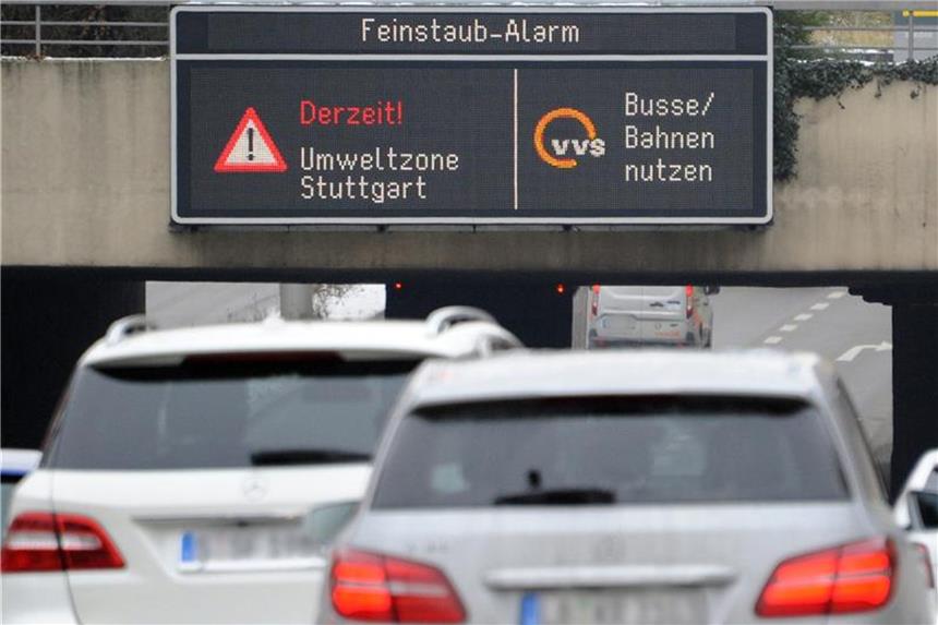 Finanzlücke bei Diesel-Fonds: VDA macht Druck auf Importeure Schlechte Luft in den Städten: Feinstaub-Alarm in Stuttgart. Foto: Bernd Weissbrod