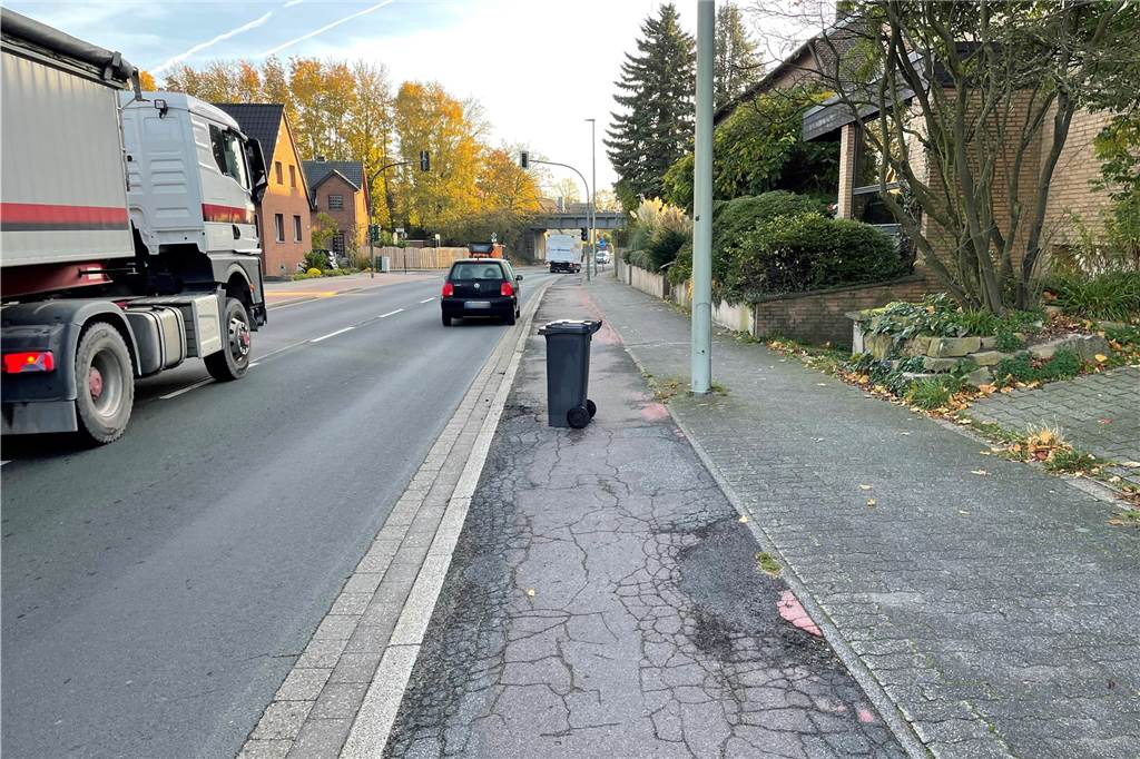 Schlechter Zustand, LKW brettern vorbei und Mülltonnen stehen im Weg - ein Albtraum für Radfahrer.