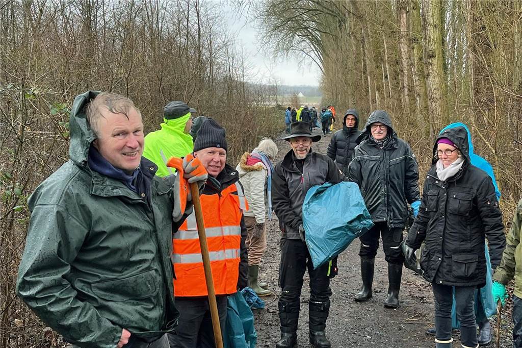 Mehr als 40 Helfer reinigen schnell Naturschutzgebiet Rieselfelder Schlechtes Wetter, aber gute Laune bei Organisator Klaus Nowack (l.) und den vielen Helfern.