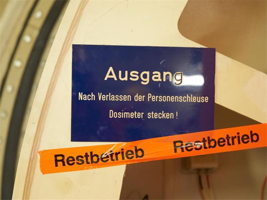 Stromkonzerne sollen für «Atompakt» 23,3 Milliarden zahlen Schleuse zum Kontrollbereich des Kernkraftwerks Mülheim-Kärlich: Das AKW wird seit Jahren zurückgebaut. Am Netz war es kurioserweise nur 13 Monate. Foto: Thomas Frey/Archiv