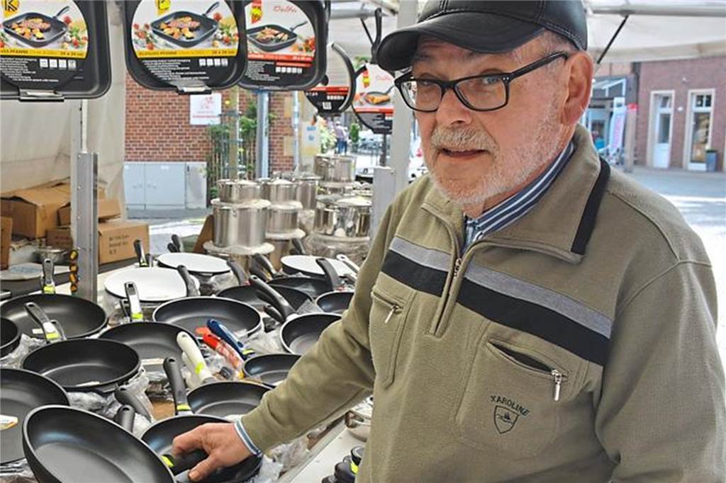 Schlöffken-Krammmarkt vor dem Aus: Organisator kritisiert den Heimatverein Heek scharf Schlöffkenkrammarkt-Organisator Siegmund Stängel kritisiert den frühen Beginn der Live-Musik im Eppingschen Hof. Denn die Musik würde viele potenzielle Krammarktkunden weg vom Makrplatz und in das Bürgerhaus locken.