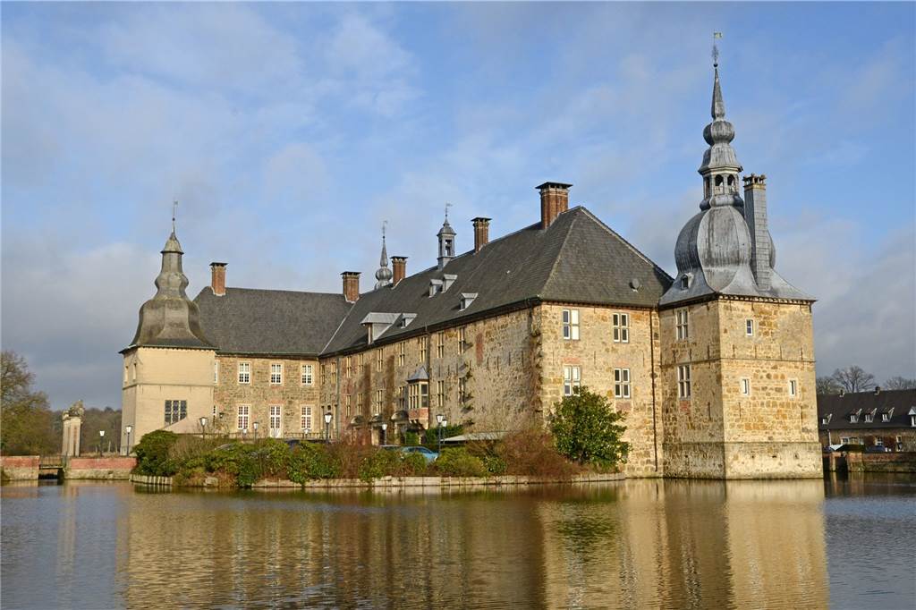 Gerüchteküche brodelt: Zieht Graf von Merveldt ins Herberner Schloss Westerwinkel? Schloss Lembeck in Dorsten: Hier wohnt Ferdinand Graf von Merveldt aktuell mit seiner Ehefrau Catherine.