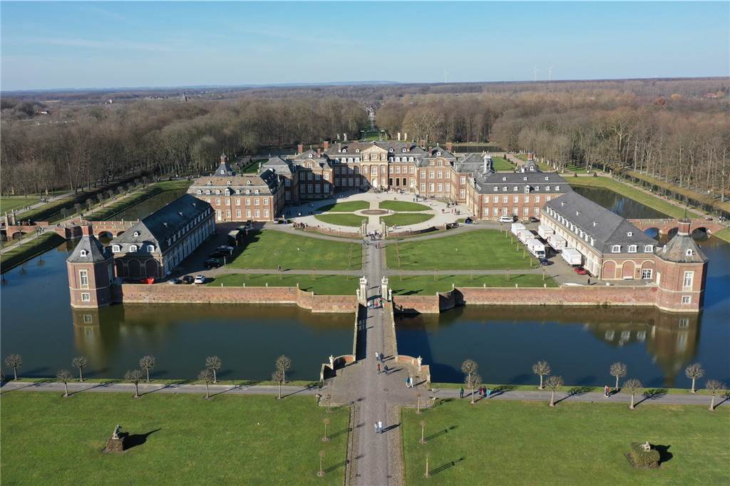 Kunst-Erbin in Nordkirchen: „Bilder gehören ins Schloss und nicht übers Sofa“ Schloss Nordkirchen von oben im Februar 2021. Der barocken Gartenanlage gehörte die besondere Vorliebe des Herzogs von Arenberg.