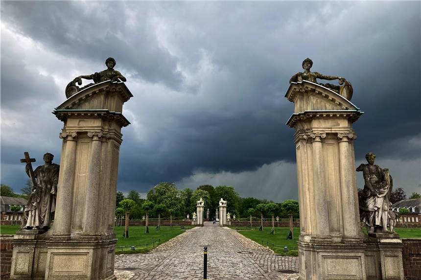Schloss Nordkirchen vor dem Regen: Am Samstagnachmittag gab es wieder starke Regenfälle in Nordkirchen. Die Feuerwehr musste allerdings nicht zu wetterbedingten Einsätzen ausrücken.