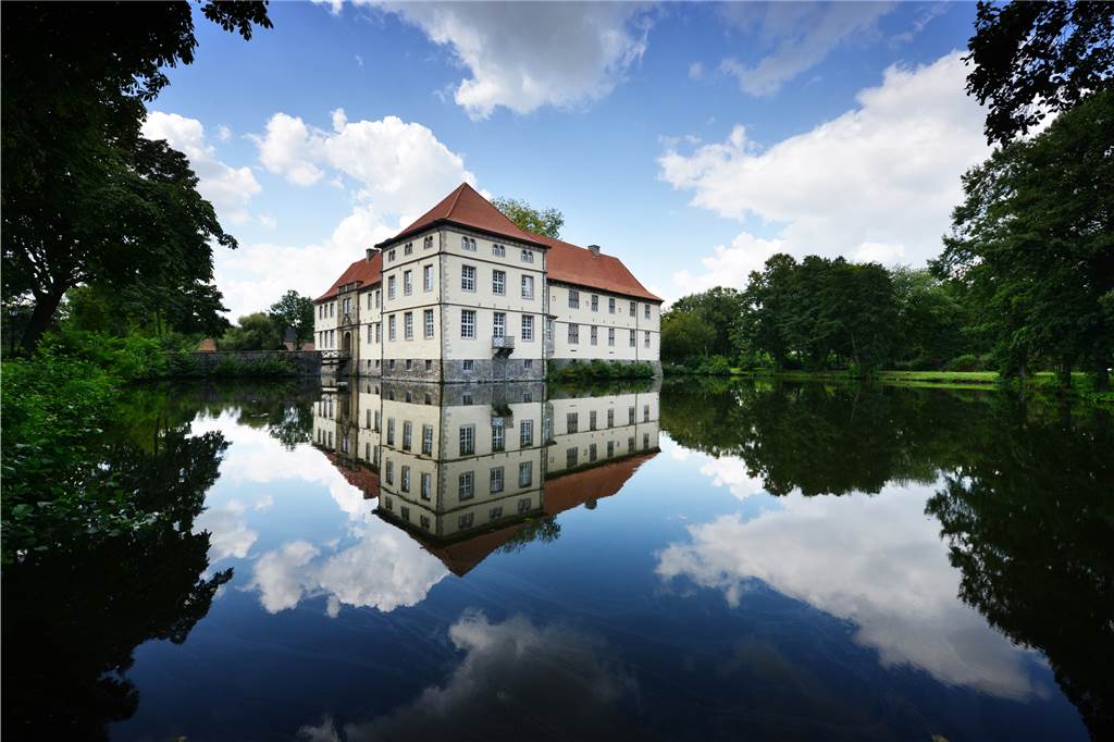 Wanderlust - Fünf grüne Wanderwege im Ruhrgebiet Schloss Strünkede in Herne.