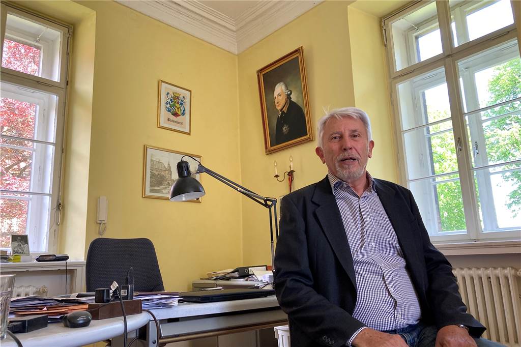 Bodo Möhrke ist seit bald 15 Jahren der Herr von Schloss Bladenhorst Schlossherr Bodo Möhrke in seinem Arbeitszimmer, in dem er bisher die meiste Zeit verbringt.