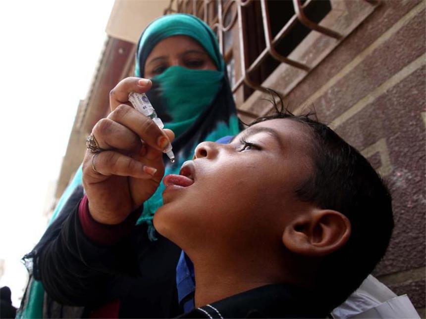 Polio-Impfaktion in Pakistan für 37 Millionen Kinder Schluckimpfung: Ein kleiner Junge in Pakistan bekommt das Impfmittel verabreicht. Foto: Shahzaib Akber
