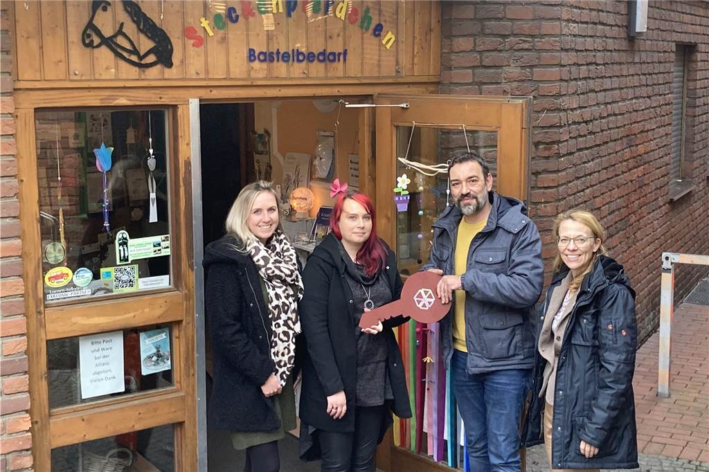 Svenja Brose übernimmt Steckenpferdchen und bringt neue Ideen ein Schlüsselübergabe an Svenja Brose (2.v.l.) durch Frank Ahlrichs (2.v.r.) und Astrid Linn (r.), beide Referat für Stadtentwicklung, sowie Sina Schulze, beim Bauverein zu Lünen für Vermietungen zuständig.