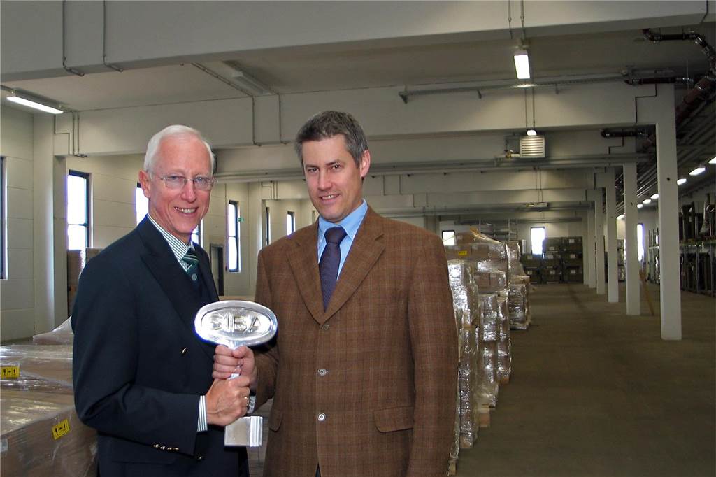 Strahlkraft seit 75 Jahren: Sicherungen von SIBA gehen in die ganze Welt Schlüsselübergabe bei der Firma SIBA 2010: Bernd Schwegmann senior (l.) legte die Geschäftsführung in die Hände von Bernd Schwegmann junior. Der Neubau der Halle ermöglichte die Erweiterung der Produktion.