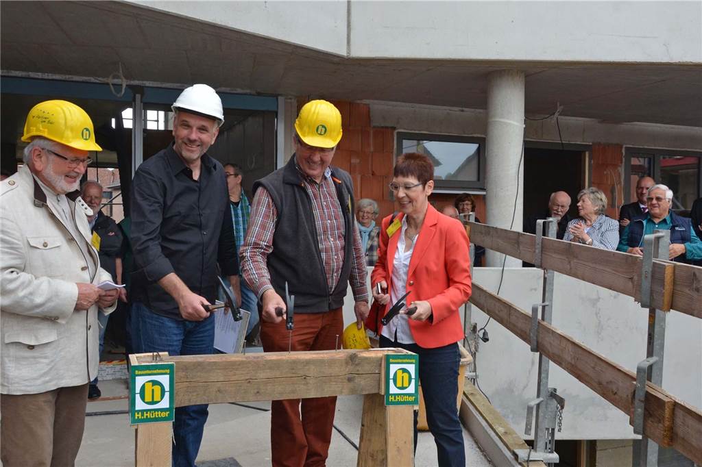 Genossenschaftsprojekt Lina in Haltern: Toleranz ist unverzichtbar Schlugen zum Richtfest (2016) symbolisch die letzten Nägel ein (v.l.): Norbert Hoffmann (LiNa/Leben in Nachbarschaft), Architekt Hans-Georg Schmidt-Domogalla, Erich Becker und Gisela Funke (beide LiNa).