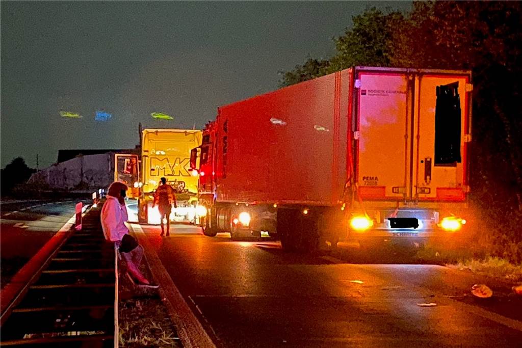 Schweinehälften auf A2 bei Dortmund: Sattelzug blockierte Autobahn-Auffahrt Schluss mit dem fließenden Verkehr: Mehrere Stunden dauerte es, bis der Schweinefleisch-Transporter nicht mit die A2-Auffahrt in Mengede blockierte.
