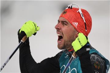 Schlussläufer Johannes Rydzek jubelt übe die Goldmedaille im Teamwettbewerb. Foto: Hendrik Schmidt