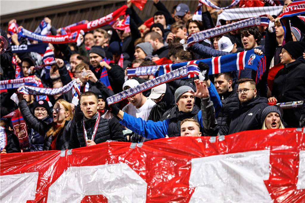 In dieser Tabelle steht Schalke auf Platz 25 Fußball: DFB-Pokal, SpVgg Unterhaching - Fortuna Düsseldorf, 2. Runde, uhlsport Park. Die Fans von der SpVgg Unterhaching halten ihre Fanschals in die Höhe. +++ dpa-Bildfunk +++
