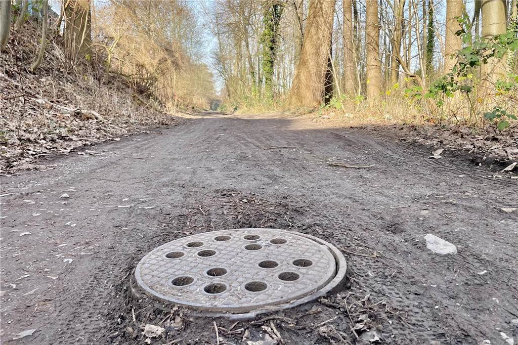 „Schlammwüste“ am Rodenbergcenter wird Teil der neuen Emscherpromenade Schmal, schlammig und bei Regen kaum noch zu befahren: Der Radweg und sein Umfeld werden neu hergerichtet.
