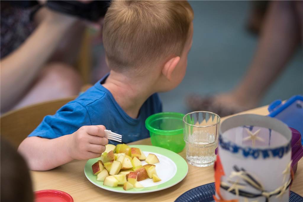 So ernährt man die ganz Kleinen: Personal-Trainer Jascha gibt Tipps Schmeckt: Ein Kind isst Apfelstückchen.